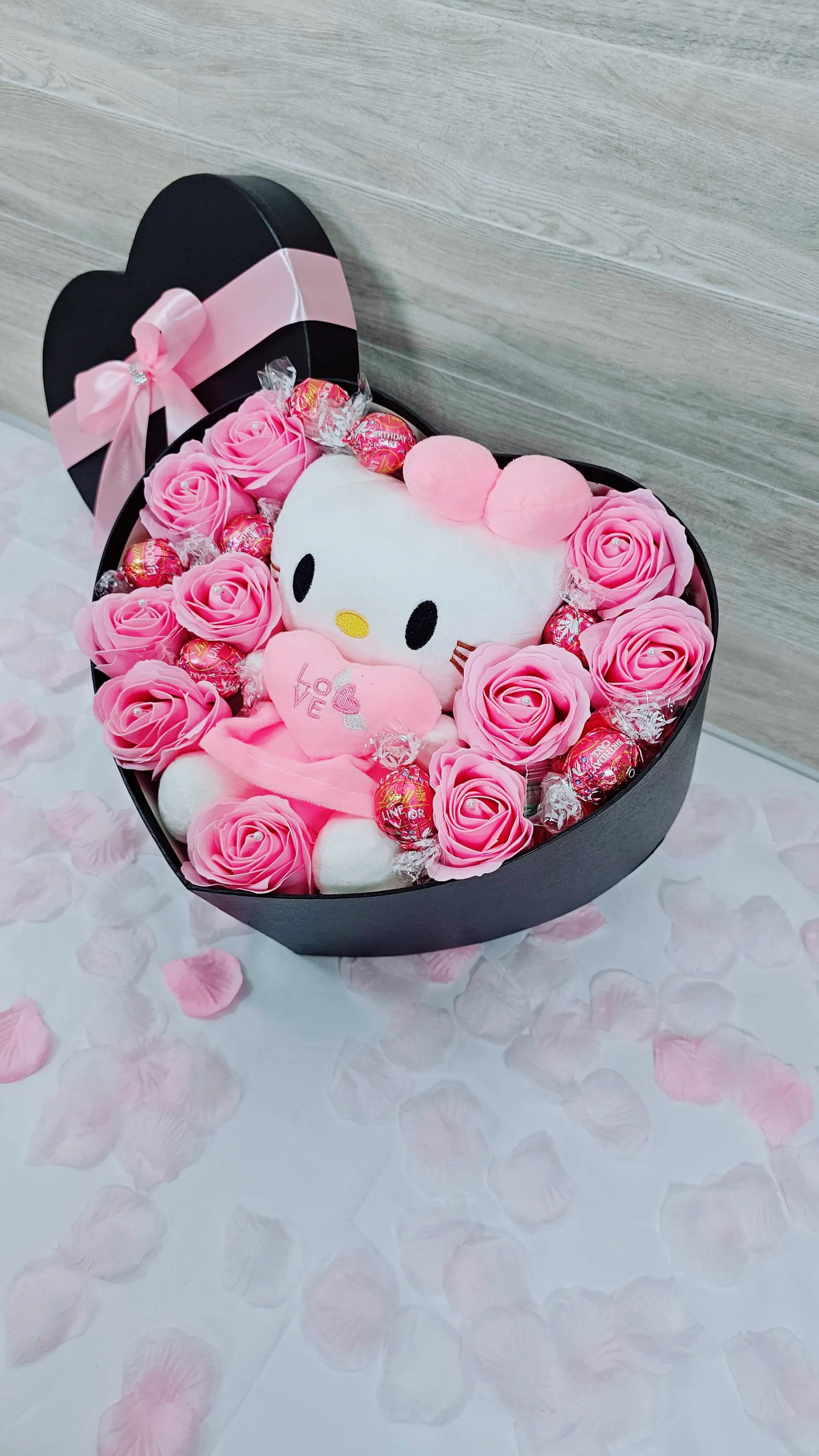 Hello Kitty Love Bloom Gift Box - Amor in a Box